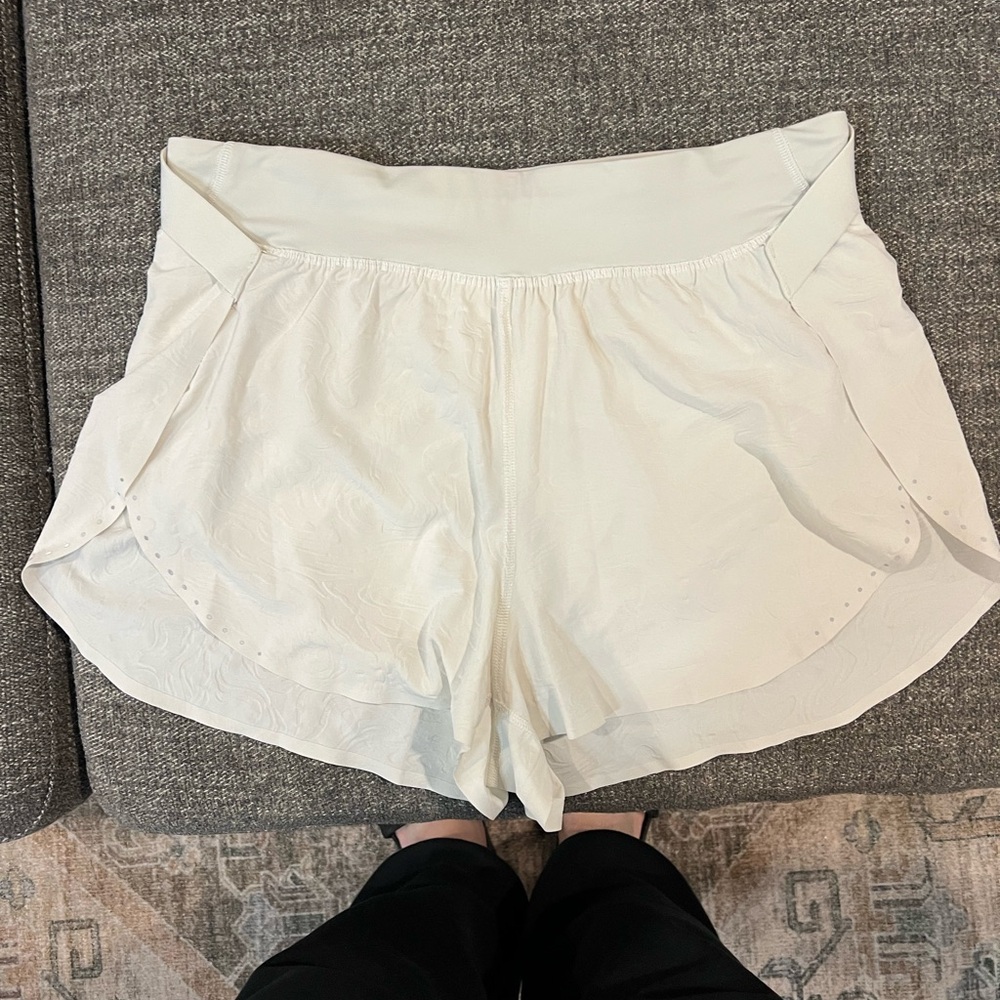 Lululemon Fast and Free *2.5 inseam size 8, Bone